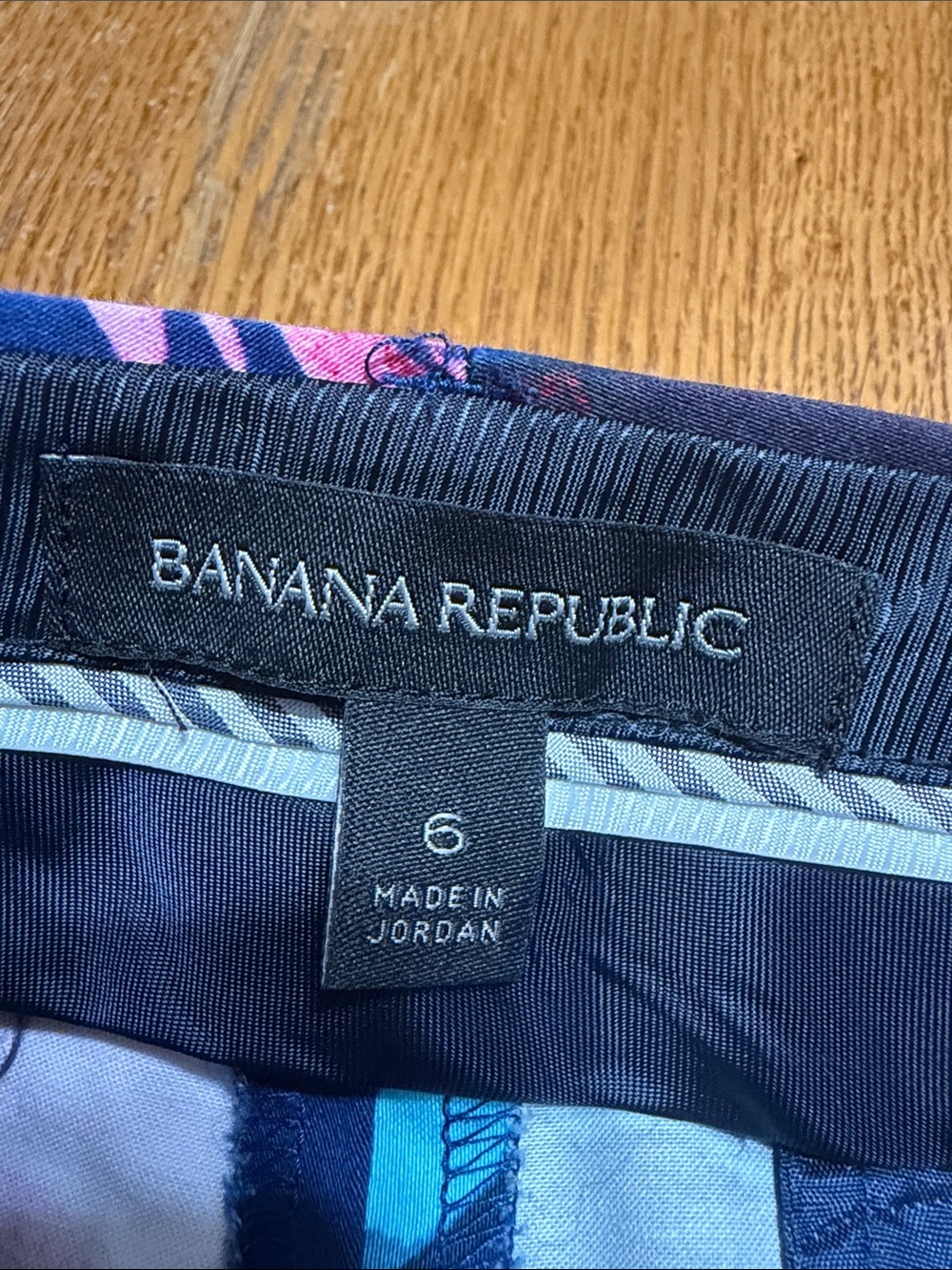 Banana Republic Avery Navy Floral Cropped Pants with Pink Blooms size 6 - Picture 6 of 9